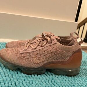 Nike Air VaporMax Flyknit sneakers. 7.5 women’s